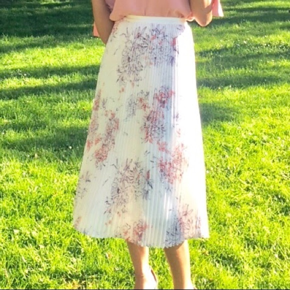 Artizia Bavarian Pleated Floral White Skirt - Picture 2 of 6